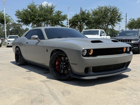 Used 2023 Dodge Challenger SRT Hellcat RWD image 2