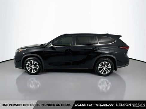 Used 2024 Toyota Highlander XLE FWD image 8