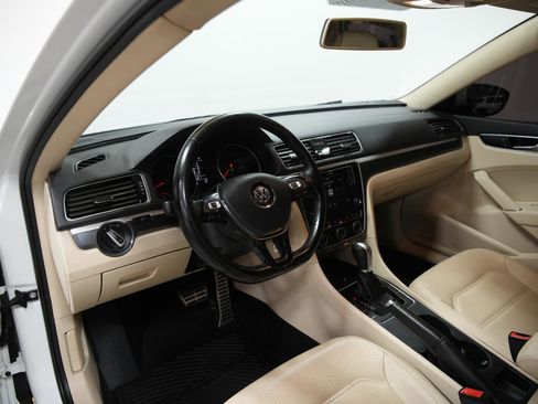 Used 2018 Volkswagen Passat 2.0T R-Line w/ R-Line Lighting Package image 25