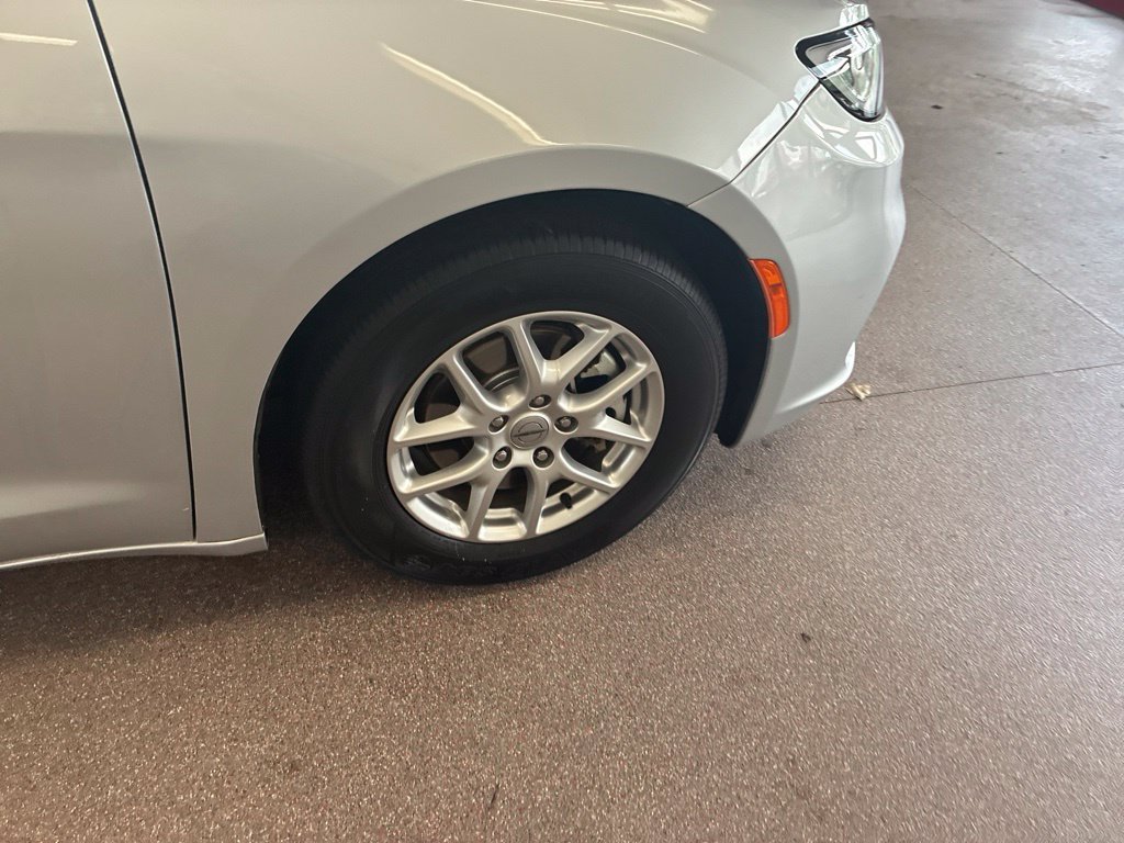 Certified 2024 Chrysler Pacifica Touring-L FWD image 43