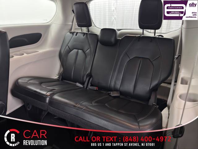 Used 2023 Chrysler Pacifica Touring-L FWD image 44