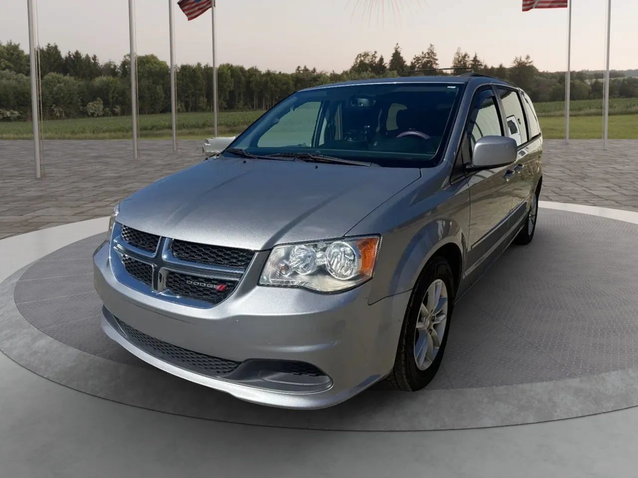 Used 2016 Dodge Grand Caravan SXT w/ UConnect Hands-Free Group FWD image 1