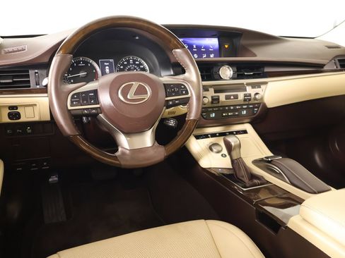 Used 2017 Lexus ES 350 w/ Luxury Package FWD image 2