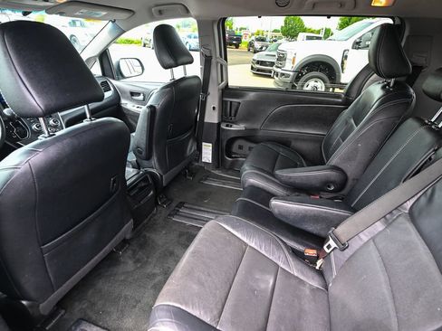 Used 2017 Toyota Sienna SE FWD image 23