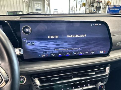 Used 2025 Chevrolet Traverse LT FWD image 19
