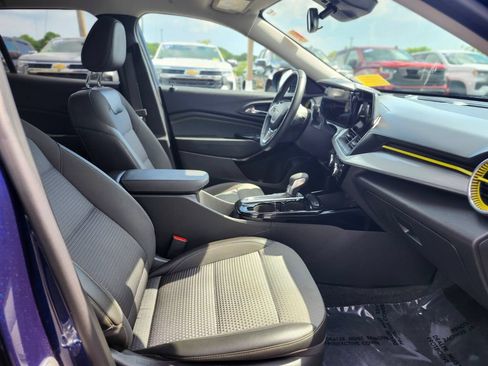 Used 2024 Chevrolet Trax LT w/ Driver Confidence Package FWD image 9