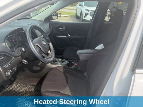 Used 2019 Jeep Cherokee Latitude w/ Cold Weather Group FWD image 19