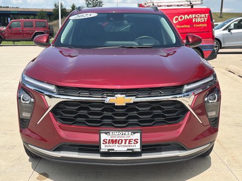 Used 2025 Chevrolet Trax LT w/ LT Convenience Package FWD image 3