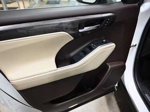 Used 2022 Toyota Highlander Platinum image 31