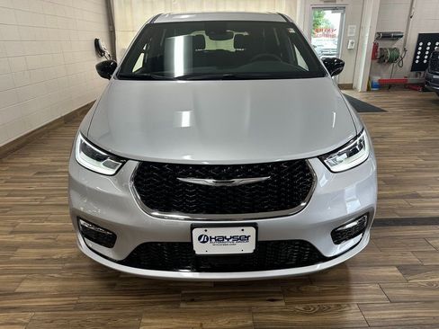 New 2026 Chrysler Pacifica Select image 2