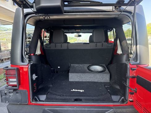 Used 2017 Jeep Wrangler Unlimited Rubicon w/ Max Tow Package AWD/4WD image 36