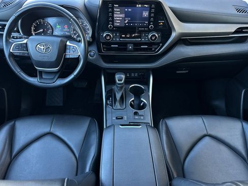 Used 2022 Toyota Highlander XLE FWD image 12