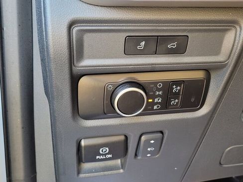 Used 2024 Ford Expedition XLT image 30