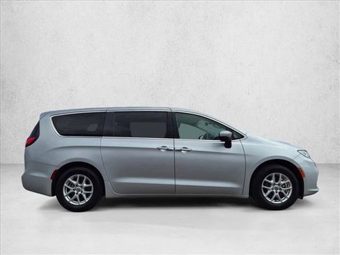 Used 2023 Chrysler Pacifica Touring-L FWD image 4
