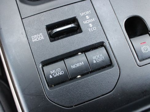 Used 2024 Toyota Highlander XLE AWD/4WD image 44