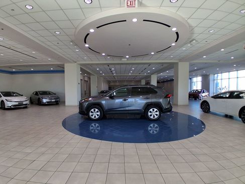 Used 2021 Toyota RAV4 LE image 4