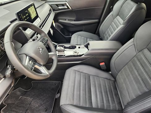 New 2025 Mitsubishi Outlander SE image 9