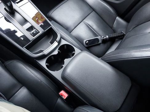 Used 2023 Porsche Macan Base image 25