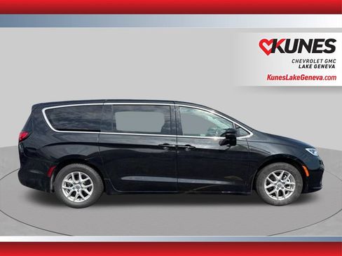 Used 2023 Chrysler Pacifica Touring-L FWD image 3