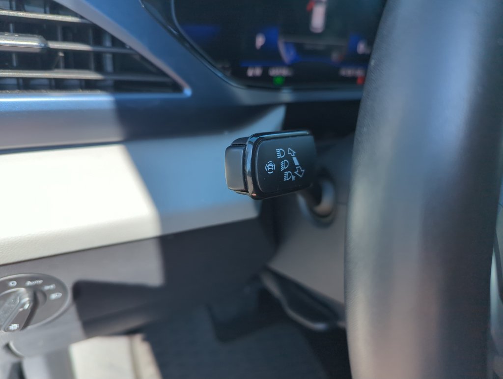 Certified 2023 Volkswagen Taos SE FWD image 21