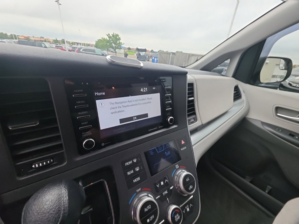 Used 2019 Toyota Sienna LE AWD/4WD image 17