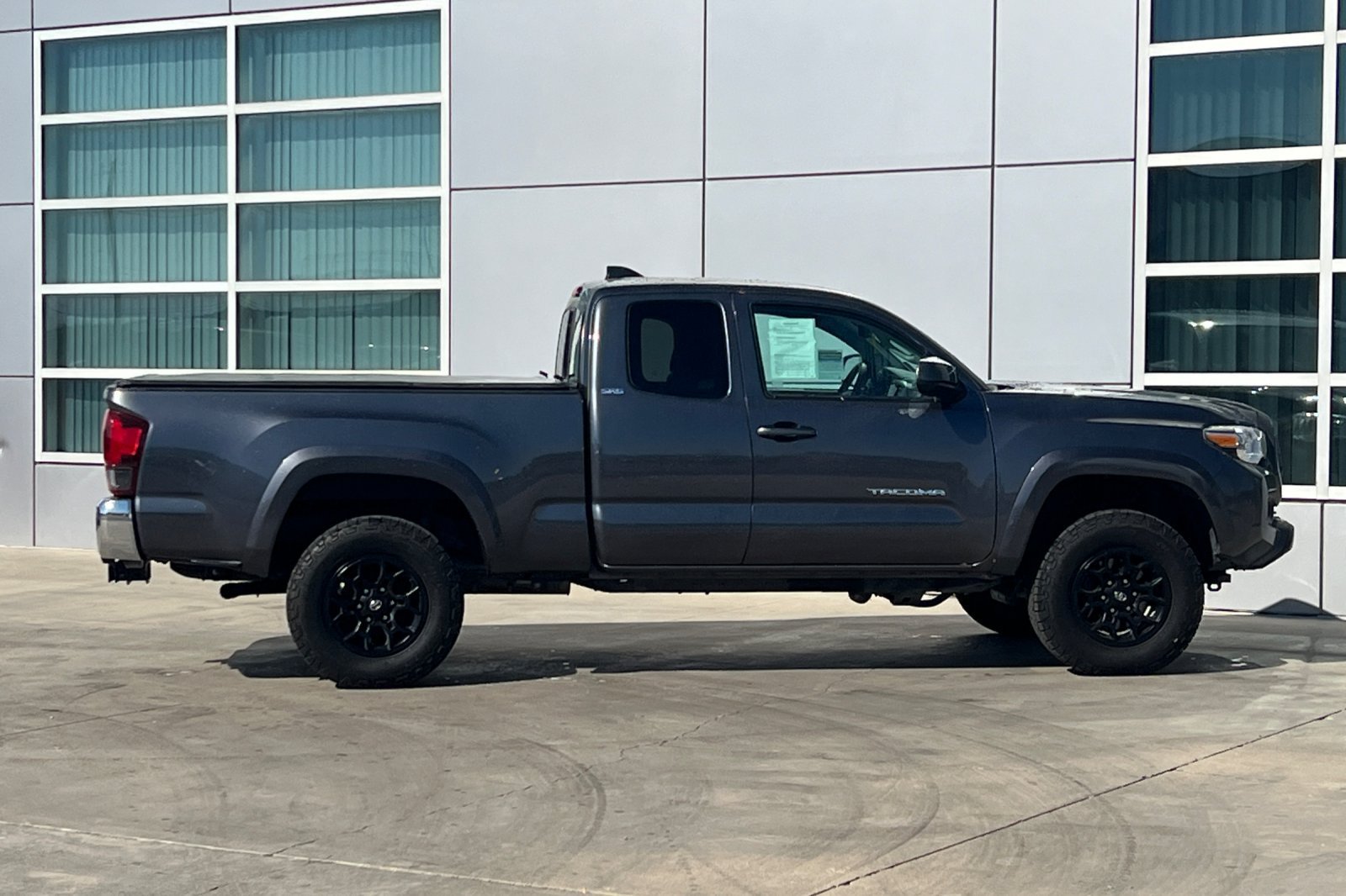 Used 2020 Toyota Tacoma SR5 AWD/4WD image 3
