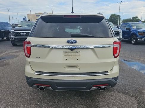 Used 2018 Ford Explorer XLT w/ Equipment Group 202A FWD image 4
