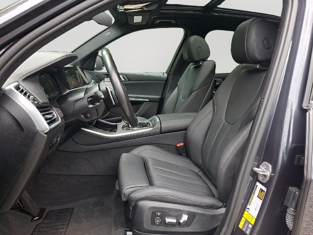 Used 2021 BMW X5 xDrive45e w/ Parking Assistance Package AWD/4WD image 14