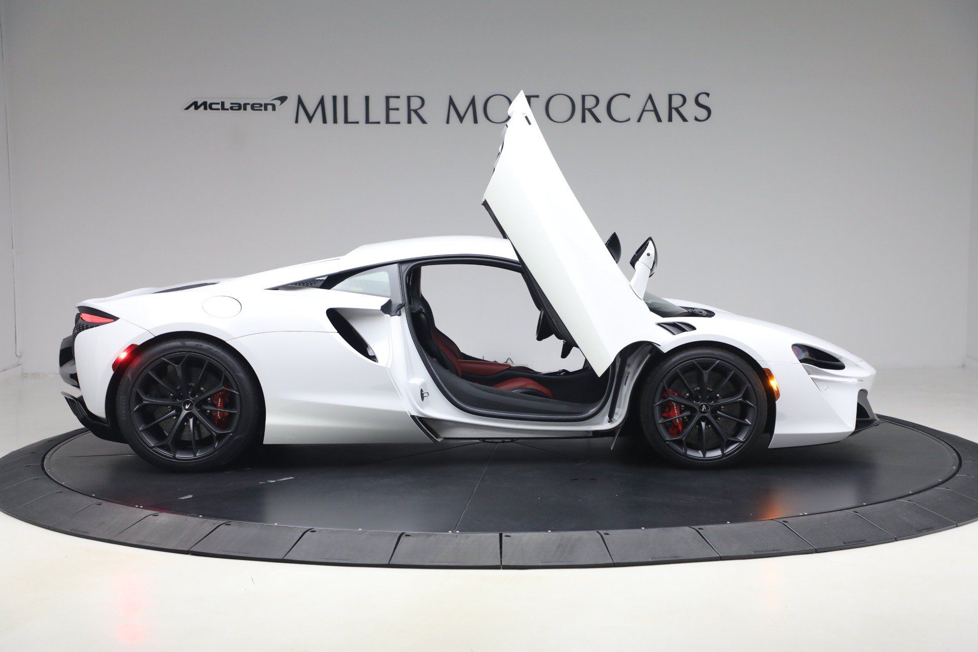 Used 2023 McLaren Artura RWD image 18