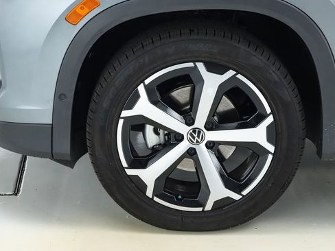 New 2025 Volkswagen Tiguan SE image 42