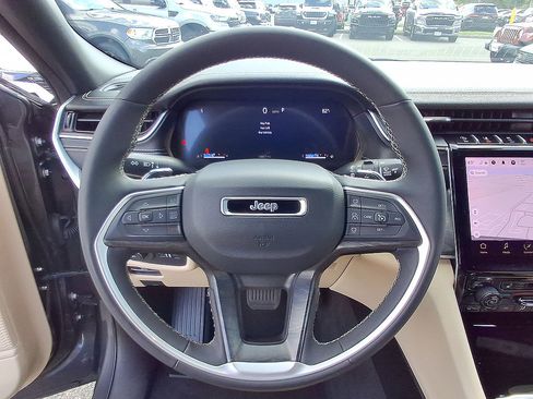 Used 2025 Jeep Grand Cherokee L Limited AWD/4WD image 22