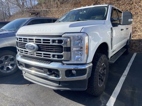 Used 2023 Ford F250 XLT w/ Snow Plow/Camper Package image 1
