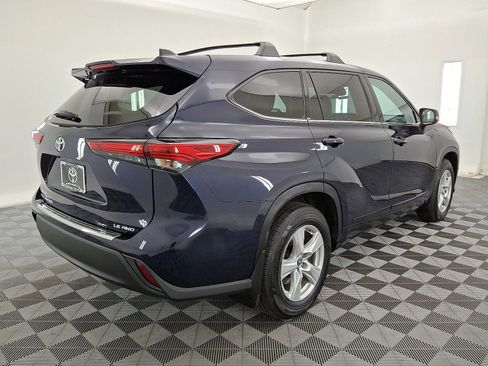 Used 2022 Toyota Highlander LE AWD/4WD image 16