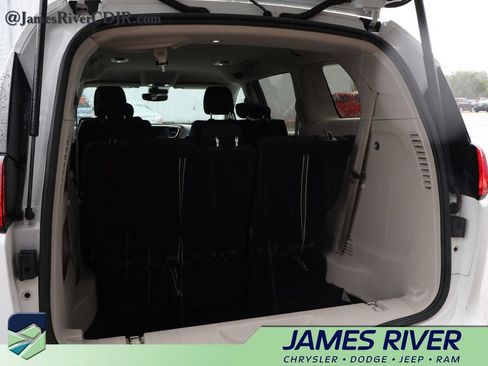 Used 2023 Chrysler Voyager LX FWD image 15