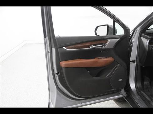 Used 2025 Cadillac XT5 Premium Luxury w/ Technology Package AWD/4WD image 4