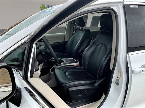 Used 2024 Chrysler Pacifica Touring-L FWD image 20