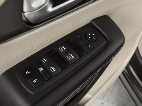 Used 2023 Chrysler Pacifica Touring-L image 34