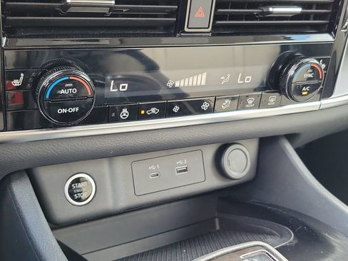 Used 2023 Nissan Rogue SV w/ SV Premium Package FWD image 28
