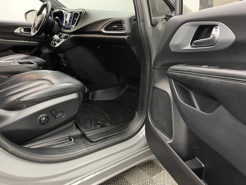 Used 2020 Chrysler Pacifica Touring-L Plus w/ S Appearance Package FWD image 33