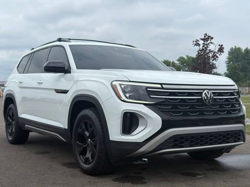 Used 2024 Volkswagen Atlas Peak Edition SE AWD/4WD image 1