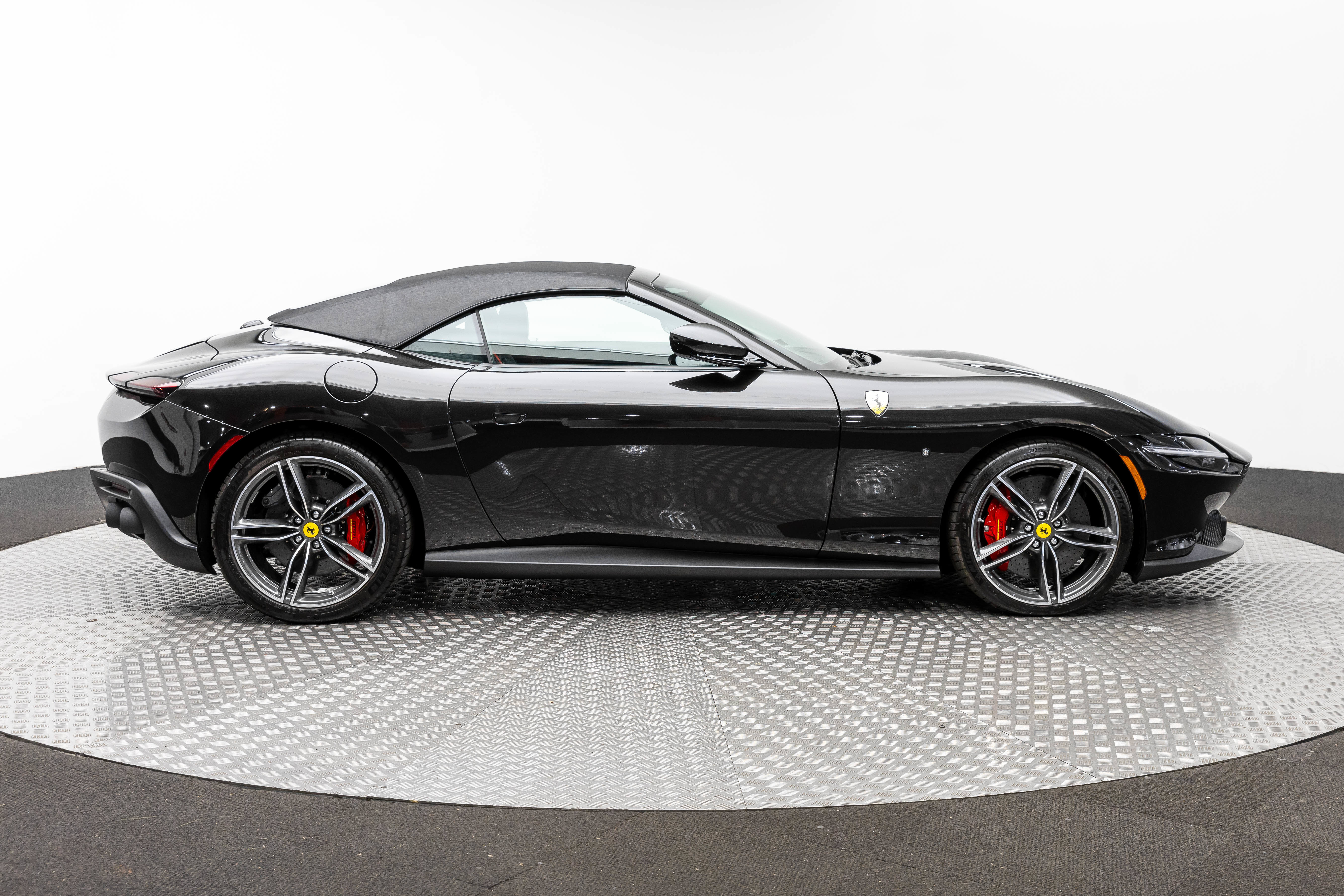 Certified 2025 Ferrari Roma Spider RWD image 39