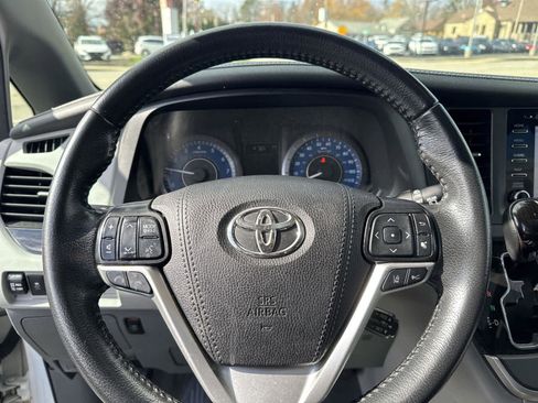 Used 2020 Toyota Sienna XLE image 17