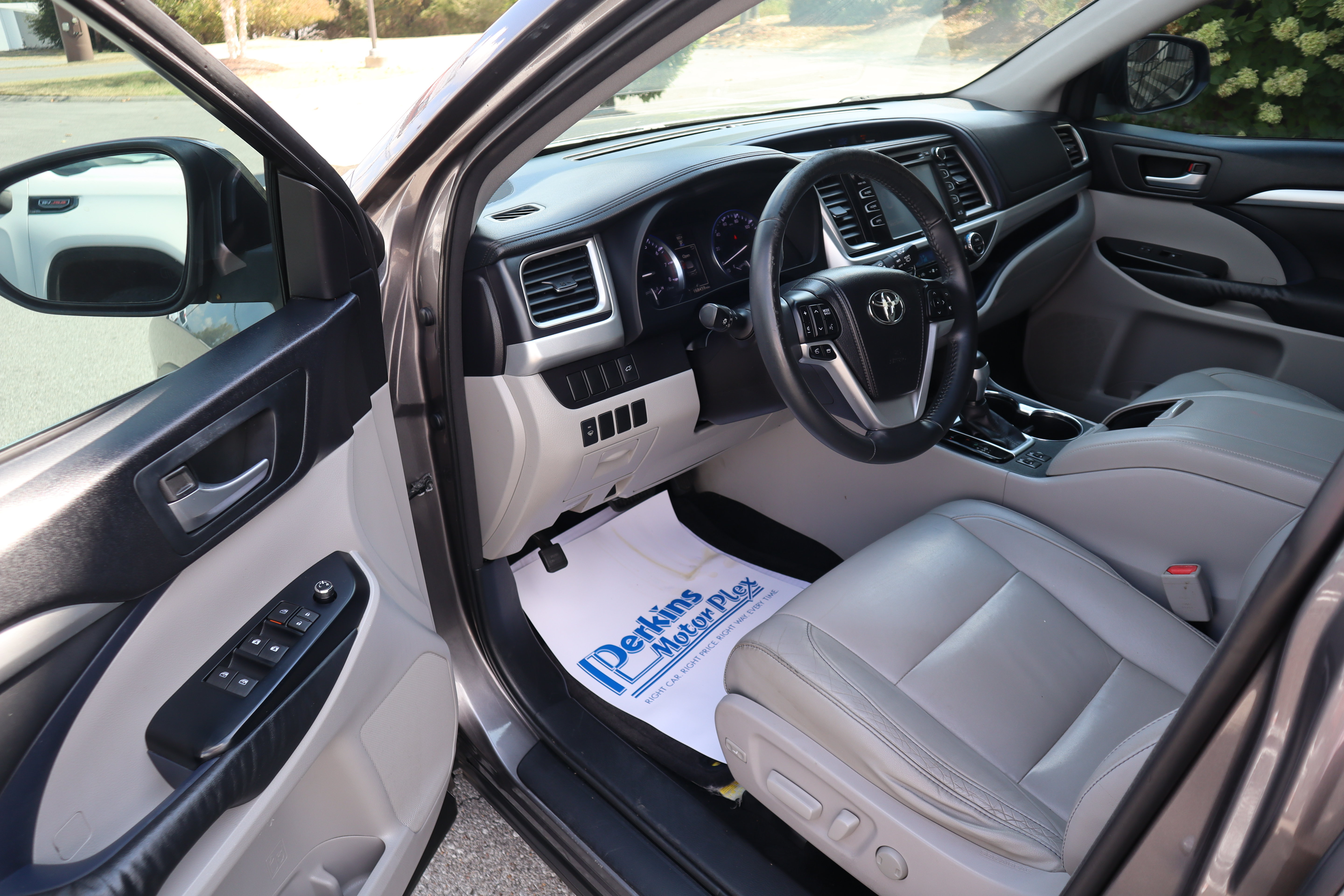 Used 2015 Toyota Highlander XLE FWD image 3