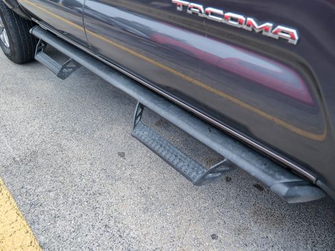 Used 2018 Toyota Tacoma SR5 RWD image 11