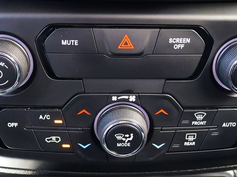 Used 2019 Jeep Renegade Latitude FWD image 45