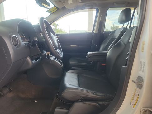 Used 2014 Jeep Compass Latitude w/ Sun/Sound Group FWD image 10