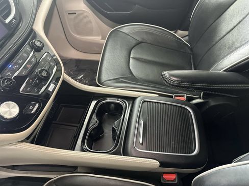 Used 2022 Chrysler Pacifica Limited FWD image 19