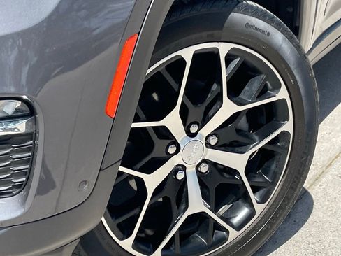 Used 2024 Jeep Grand Cherokee Limited w/ Luxury Tech Group II image 9