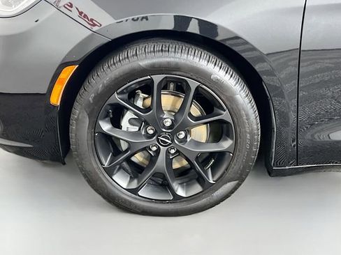 Used 2024 Chrysler Pacifica Limited w/ S Appearance Package FWD image 30