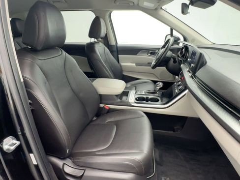 Used 2022 Kia Carnival LX image 28